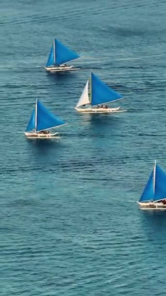 ターコイズの水の上を走るパラシューセーリングボートのトップビュー フィリピン ボラカイ 垂直ビュー — ストック動画