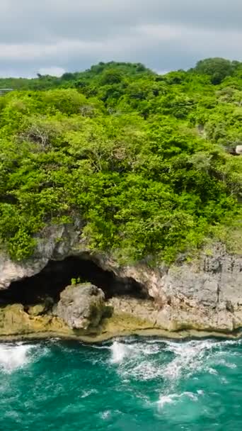 Маленький Островок Окруженный Лазурными Водами Океанскими Волнами Боракай Филиппины Вертикальный — стоковое видео