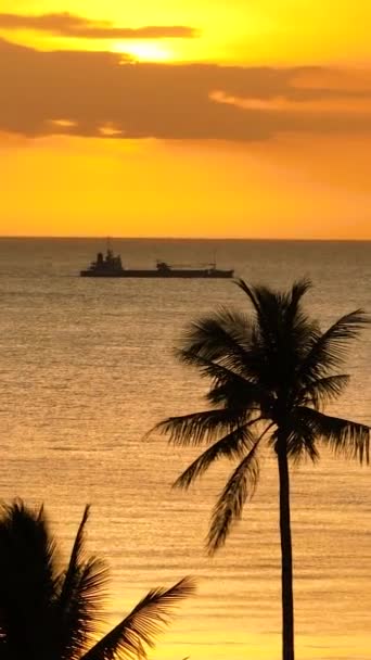 サンタフェ タブラス ロムブロンで海面と熱帯のビーチで走っている船の上の赤いオレンジのサンセットの空 フィリピン 垂直ビュー — ストック動画