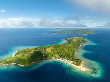 Mavi denizle çevrili adalar. Mavi gökyüzü ve bulutlar. Romblon, Romblon. Filipinler.