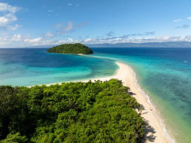 Kum yığınlı tropik ada ve turkuaz deniz suyuyla beyaz plaj. Bon Bon Plajı. Romblon, Filipinler.