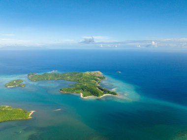 Beyaz kumlu Cabangajan Adası ve mercanlı turkuaz su. Santa Fe, Tablas, Romblon. Filipinler.