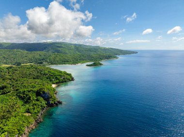 Tropik plaj ve güneş yansımalı mavi deniz. Mavi gökyüzü ve bulutlar. Romblon, Romblon. Filipinler.