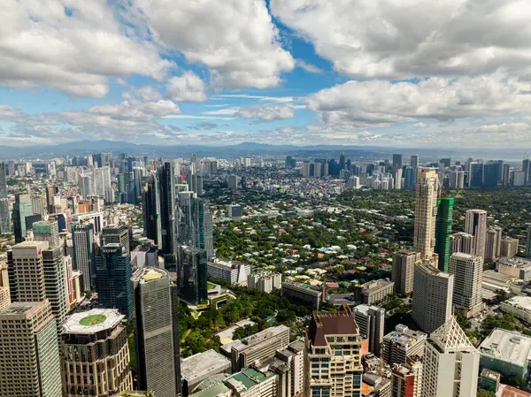 İş binaları ve yüksek binalar. Makati Skyline. Metro Manila Şehir Manzarası. Filipinler.