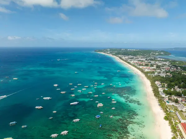 Boracay 'daki temiz su üzerindeki beyaz kumsal ve teknelerin güzel hava manzarası. Malay 'da bir ada, Aklan. Filipinler.