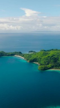 Mavi denizle çevrili adalardaki tropik kumlu sahil. Romblon, Filipinler. Dikey görünüm.