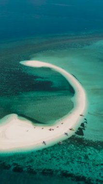 Camiguin Adası 'ndaki turkuaz su ve mercanlarla Sandbank' in en iyi manzarası. Filipinler. Dikey video.