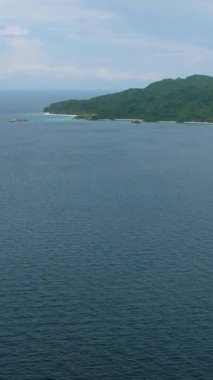 Filipinler, Romblon 'daki Cobrador Adası' nın etrafındaki derin mavi deniz. Dikey görünüm.