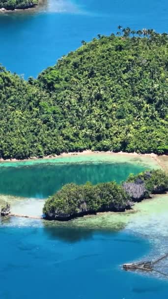 Eiland Groenachtig Zeewater Tinago Island Filippijnen Zoom Uitzicht Verticaal Verhalen — Stockvideo