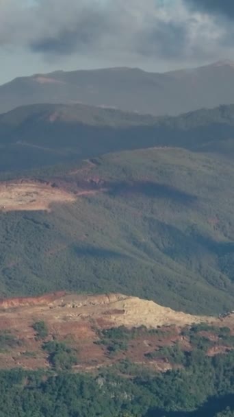 山林深红色 镍矿开采 菲律宾棉兰老岛 放大视图 垂直的故事 — 图库视频影像
