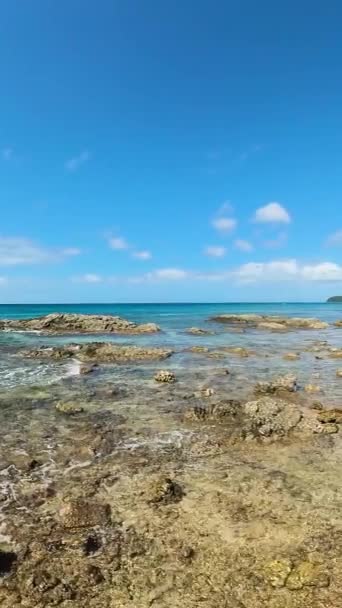 Okyanus Dalgaları Tropikal Sahildeki Kayaların Üzerine Çarpıyor Santa Tablo Adası — Stok video