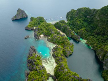 Miniloc Adası 'ndaki Küçük Göl ve Büyük Göl manzarası. El Nido, Palawan. Filipinler.