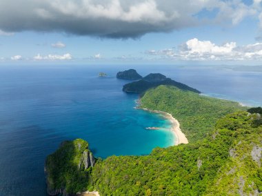 Cadlao Adası 'ndaki sahil şeridinde okyanus dalgaları. Mavi deniz ve bulutlar. El Nido, Filipinler.