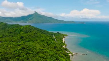 Sahili, turkuaz suyu ve mercanları olan adanın havadan görünüşü. San Agustin, Tablas Adası. Romblon, Filipinler.