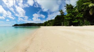 Tiamban Sahili 'nde şeffaf su ve kumlu plaj. Romblon Adası. Filipinler.