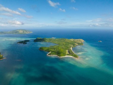 Beyaz kumlu Cabangajan Adası ve mercanlı turkuaz deniz suyu. Santa Fe, Tablas, Romblon. Filipinler.