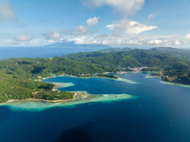 Romblon Adası 'nın kıyı kenti manzarası. Romblon, Filipinler.