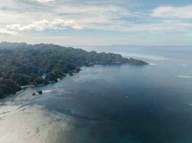 Mavi denizin üzerinde güneş yansıması ve... Kireçtaşı taşlı göller ve göller. Coron, Palawan. Filipinler.