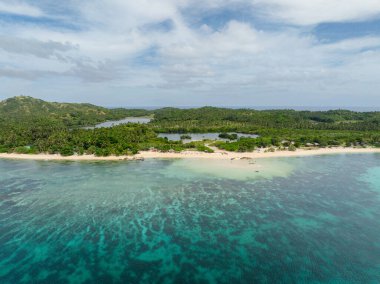 Mercan resifli gök mavisi deniz suyu. Dalgalar kumsala çarpıyor. Santa Fe, Tablas, Romblon. Filipinler.