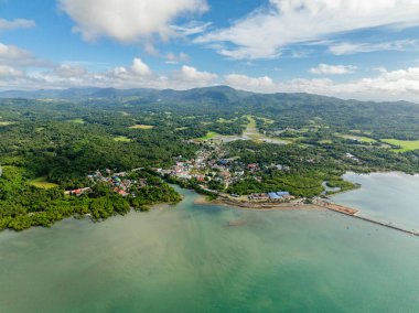 Looc Poblacion 'un sahil ve rıhtımdaki yerleşim bölgesinin insansız hava aracı görüntüsü. Tablolar Adası. Romblon, Filipinler.