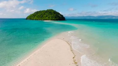 Temiz su ve dalgalı kumsal. Romblon Adası 'ndaki ada ve kumsalda. Romblon, Filipinler.