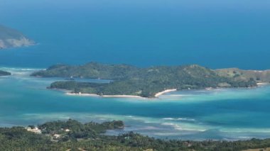 Cabangajan Adası 'nda okyanus dalgaları. Beyaz kumlu sahil şeridi. Santa Fe, Tablo, Romblon, Filipinler.