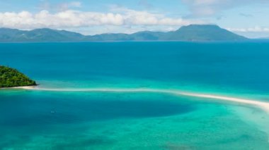 Bon Bon Beach ve Sandbank 'in güzel manzarası. Mavi gökyüzü ve bulutlar. Romblon, Romblon. Filipinler.