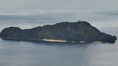 Mavi denizle çevrili beyaz kumlu bir ada. Palawan 'da. Filipinler.
