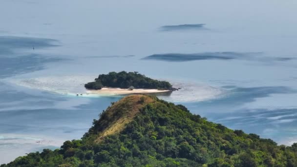 青い海の上に白い砂とボートを持つ島々 Cycビーチ コロン パラワン フィリピン — ストック動画