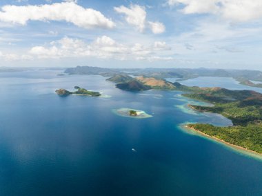 CYC Sahili ve mavi denizli Dimanglet Adası 'nın havadan görüntüsü. Lajala, Coron. Palawan 'da. Filipinler.