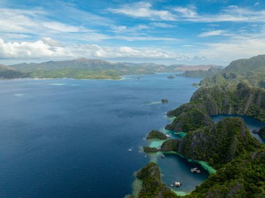 Coron, Palawan 'da mavi deniz ve gölcükler. Mavi gökyüzü ve bulutlar. Filipinler.