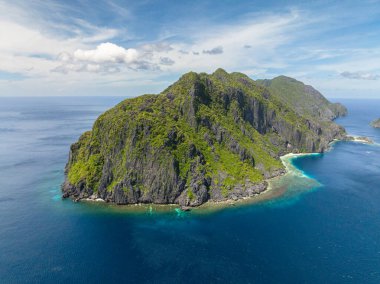 Mavi denizle çevrili Tapiutan Adası. El Nido, Palawan. Filipinler.