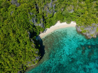 Serenity plajında beyaz kum ve turkuaz berrak su ve mercanlar. Cadlao Adası. El Nido, Palawan. Filipinler.