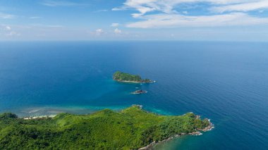 El Nido 'da mavi deniz ve adalar. Okyanus dalgalarıyla dolu kıyı şeridi. Palawan, Filipinler.