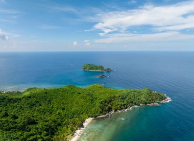 Mavi denizle çevrili okyanus dalgaları ve adalarla dolu bir sahil şeridi. El Nido, Palawan, Filipinler.