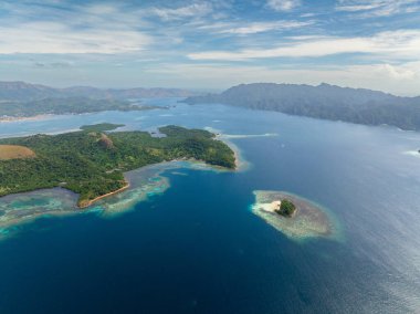 Turkuaz su ve mercan resifleriyle adanın insansız hava aracı görüntüsü. Lajala, Coron. Palawan 'da. Filipinler.
