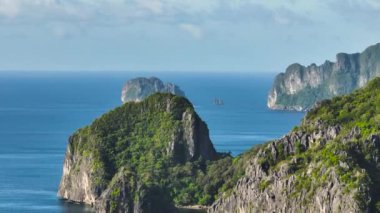 Mavi deniz ve mavi gökyüzü ve bulutların altındaki adalar. El Nido, Palawan. Filipinler.