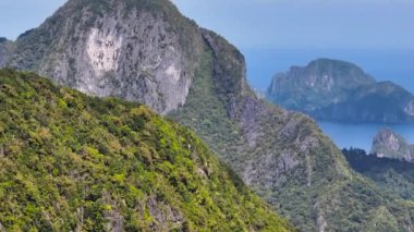 Filipinler, El Nido 'da kireçtaşı kayalıkları olan manzaralı bir dağ. Palawan.