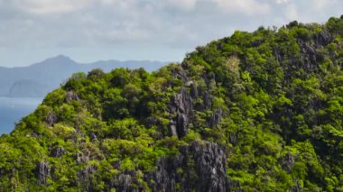 El Nido, Palawan 'daki adalar üzerinde kireçtaşı kaya oluşumlu dağ manzarası. Filipinler.