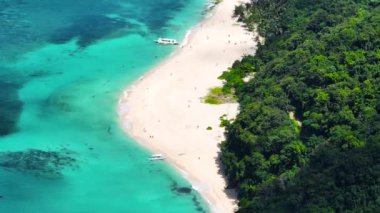 Turkuaz deniz suyu ve Puka Shell Sahili 'nde beyaz kumlar üzerinde dalgalar. Boracay, Filipinler.