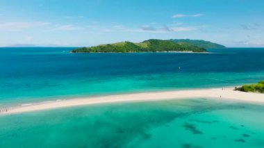 Bon Bon Sandbank ve Beach 'in beyaz kumlu havadan görüntüsü. Romblon Adası. Romblon, Filipinler.