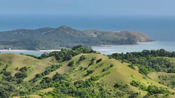 サンタフェの緑の丘がある熱帯の山 タブラスのビーチ ロムブロン フィリピン — ストック動画