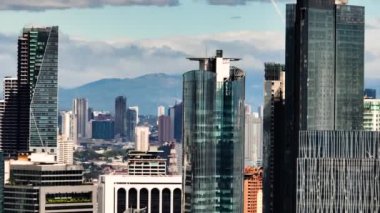 Makati yüksek binaları ve iş merkezleri. Metro Manila, Filipinler.