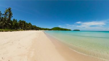 Tozlu kum ve kristal berrak suyla kıyı şeridi. Diapela Sahili. El Nido. Palawan 'da. Filipinler.