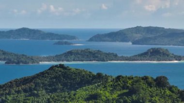 Tropik adalar ve güneş ışığı yansımalı mavi deniz. Mindanao, Filipinler.