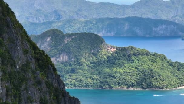 Bateaux Dessus Mer Bleue Rochers Calcaires Sur Les Îles Tropicales — Video