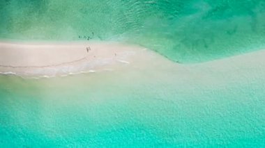 Kumsalda güzel dalgalar var. Şeffaf deniz suyuyla Bon Bon Sandbank. Romblon Adası. Romblon, Filipinler.