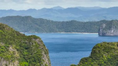 Mavi deniz ve kıyı sahilleri olan tropik adalar. El Nido, Palawan. Filipinler.