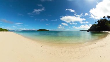 Şeffaf deniz suyuyla kumsal. Bon Bon Plajı. Romblon, Filipinler.