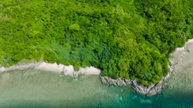 Turkuaz deniz suyuyla sahilin en üst manzarası. Filipinler 'deki Cagbuli Adası. El Nido, Palawan.